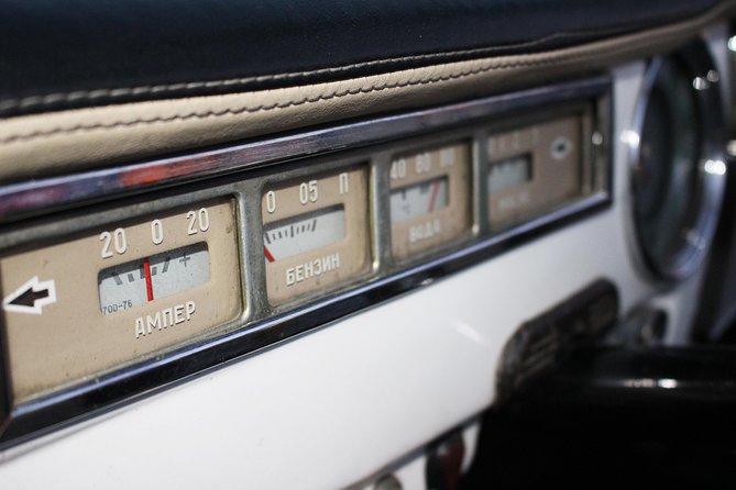 Yerevan city tour with drinks in a classic car with photography - Photography help and the drink moment: why the guide matters